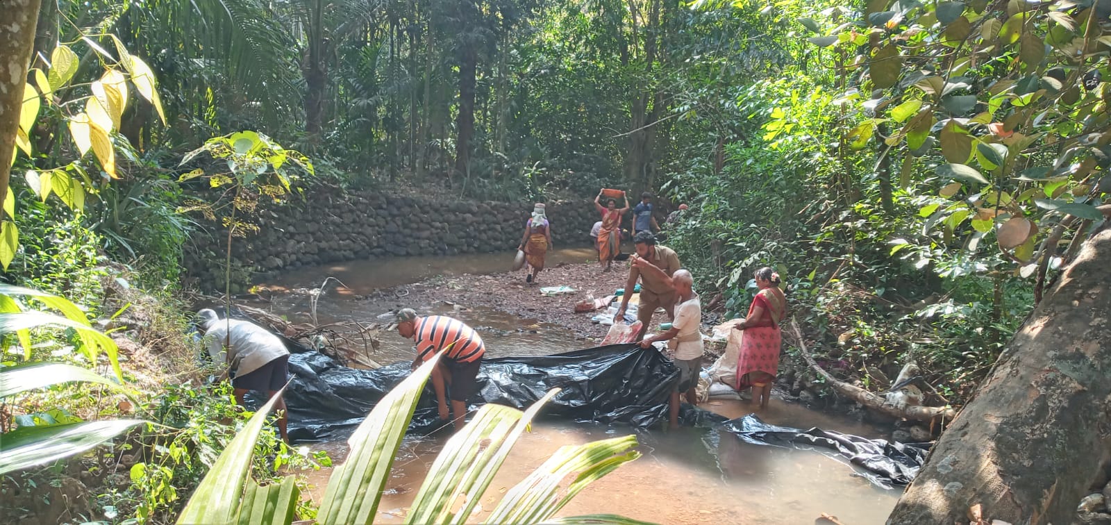 धाकोरे गावात जलस्तर वाढविण्यासाठी बंधारा बांधणे.