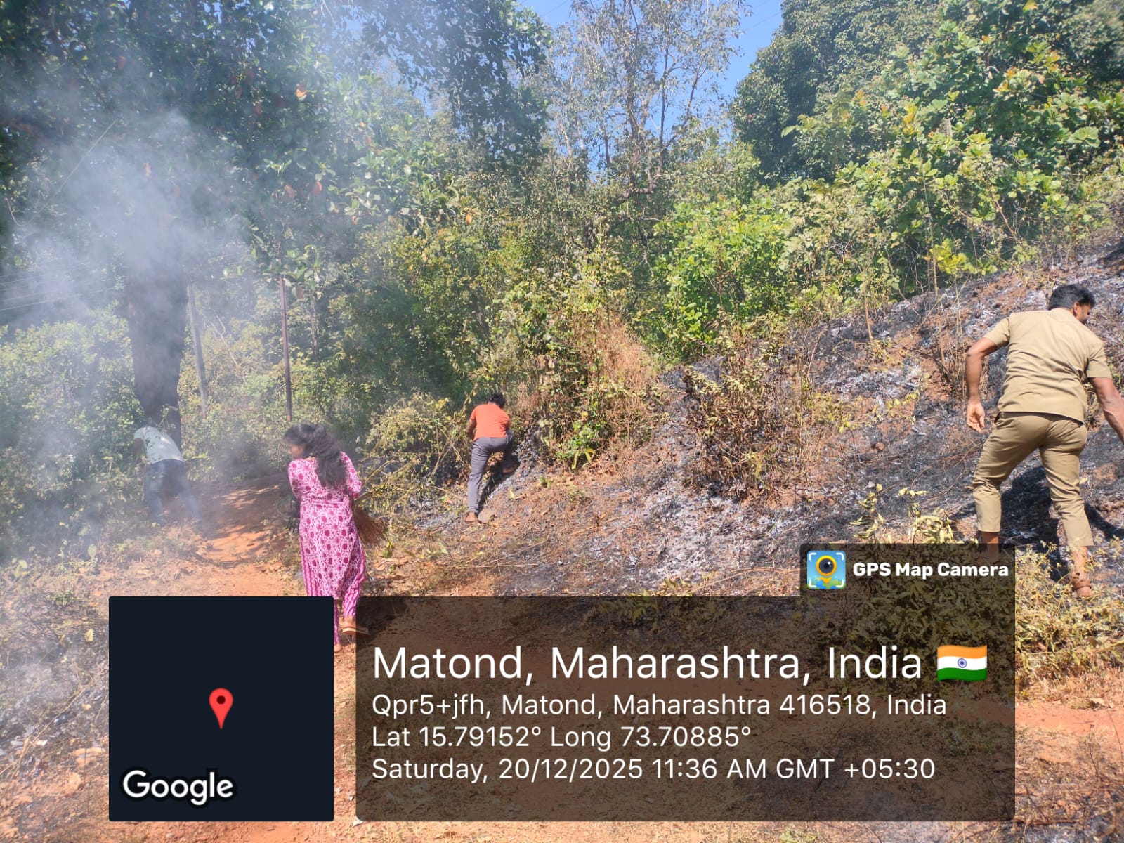 ग्रामपंचायत कार्यालय धाकोरे क्षेत्रात साफसफाई करणे.